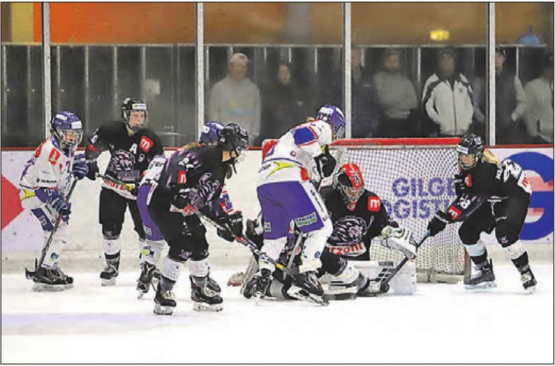 Viel Verkehr vor dem Tor von Laura De Bastiani. Die Spiele zwischen dem SC Reinach und dem ZSC waren sowohl am Samstag wie auch am Sonntag ausgeglichen. (Bild: Remo Conoci)