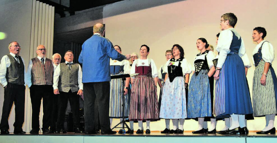 Der Trachtenchor Muhen: Er steht unter der Leitung von Stefan Buser und wartete mit Volksliedern auf. (Bilder: st.)