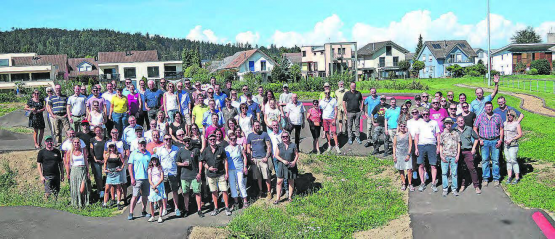 Tolles Eröffnungsfest: Der Pumptrack in Schöftland konnte dank grosszügiger Mithilfe von vielen Sponsoren realisiert werden. Sie freuen sich mit den Initianten über die gelungene Anlage, die vielen Menschen Spass bereitet. (Bild: ran.)
