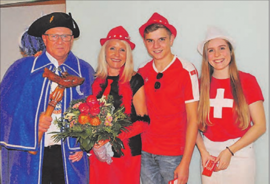 Das Geheimnis ist gelüftet: Zunftmeister Daniel I. Hager mit seiner Frau Cornelia sowie seinen Kindern Melina und Marvin (es fehlt auf dem Bild: Michael).