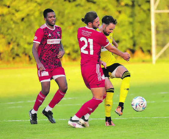 Immer wieder er: Gränichens Cedric Galligani (r.) setzte in der Offensive Nadelstiche und zeigte sich wie hier gegen Schönenwerd-Niedergösgens Captain Fabio Liloia zweikampfstark. (Bild: rc.)