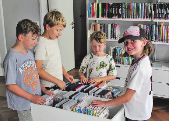 Neugierig: Bücher, DVDs, Spiele – die Kinder- und Jugendbuchabteilung hat so viel zu bieten, dass man gerne regelmässig zu Besuch kommt. Ob Sofa oder Besprechungstisch ist individuell, aber Platz für ein gutes Gespräch wird geschätzt. (Bilder: grh)