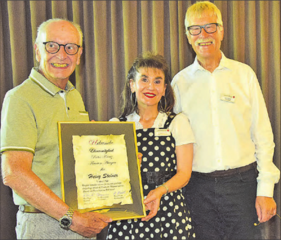 Die Ehrenurkunde ist nur das äussere Zeichen: Heinz Steiner (li.) nahm sie freudenstrahlend aus den Händen von Hannes Rösch und Regula Kiechle entgegen. (Bilder: st.)
