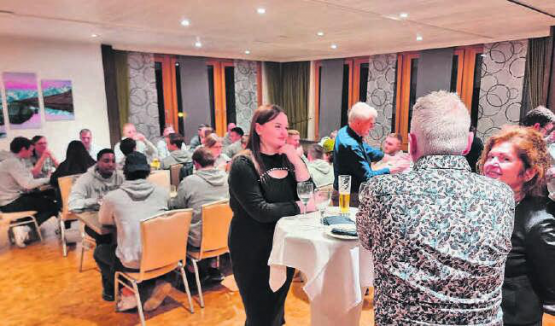 Trotz verpassten Playoffs können die Red Lions Reinach auf eine gelungene Saison zurückblicken: Spieler und Gäste beim Saisonabschluss im Gasthof Bad Schwarzenberg in Gontenschwil. (Bild: zVg.)