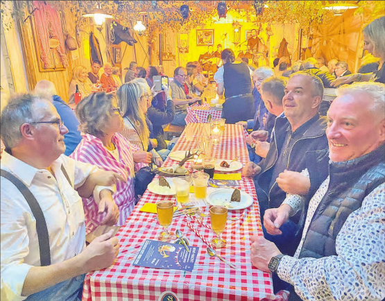 Stimmung: Grosses Schunkeln im Festzelt. (Bilder kho)