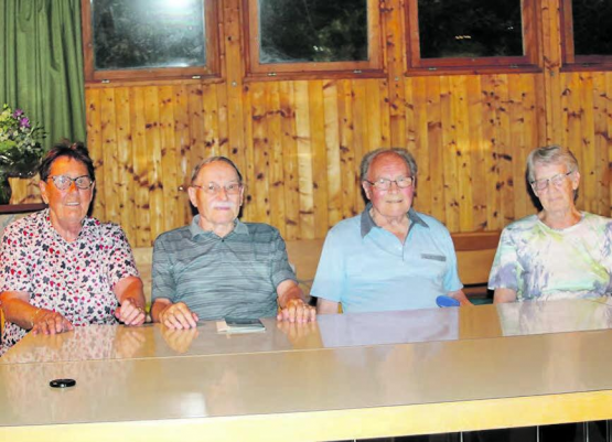 Friedl, Heiri , Turi und Trudi Merz. Die beiden Männer wurden aus dem Vorstand des Ortsbürgervereins verabschiedet. (Bild: ei.)