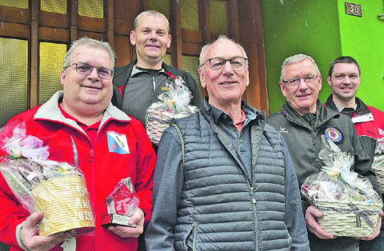 Der Organisator mit den vier besten Schützen des Röbi-Wüest-Cups: (v.l.) Sieger Renato Kissling, Dieter Grossen, Robert Wüest, Alfred Hostettler und Thomas Vock. (Bilder: wr)
