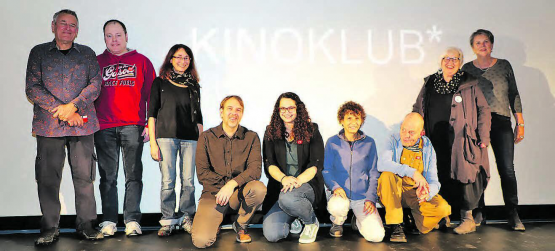 Gemeinsam das Kino wiederbeleben: Ein Teil der Mitglieder des neuen «Kinoklubs» nahm auch an der Erstveranstaltung teil. Gezeigt wurde «Das fliegende Klassenzimmer». 4. u. 5. v.l.: Stefan Jablonski und Nadia Wagner. (Bilder: rc.)