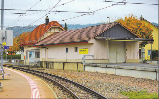 Martin Hess erinnert sich, will aber lieber nicht mit auf das Bild: «Im Bahnhofsgebäude in Gontenschwil gab es früher einen Billettschalter und einen warmen Wartesaal» (Bild: Remo Conoci)