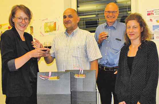 Den Abschied versüsst und mit edlen Tropfen die Leistung verdankt: Julia Imhoof, Reto Löffel, Pfarrer Peter Hediger sowie die Organistin der reformierten Kirche Aarau, Nadia Bacchetta (v.l.) (Bilder: st.)