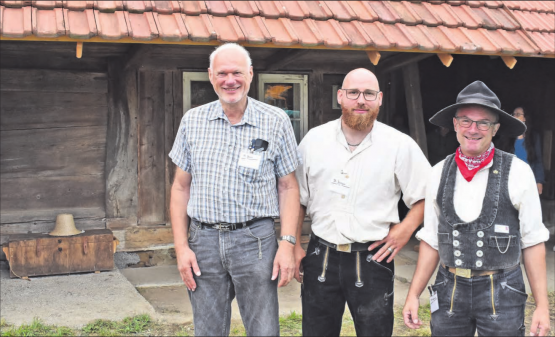 Wecken das Hochstudhaus im Hard aus dem Dornröschenschlaf: Besitzer Kurt Jenni und die Zimmerleute Damian Jungo und Martin Hoffmann (v.l.n.r.). (Bilder: hg.)