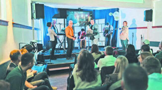 Während der Eröffnung gab es eine Live-Schaltung zur Momentum Church in Aarau. (Bild: zVg.)