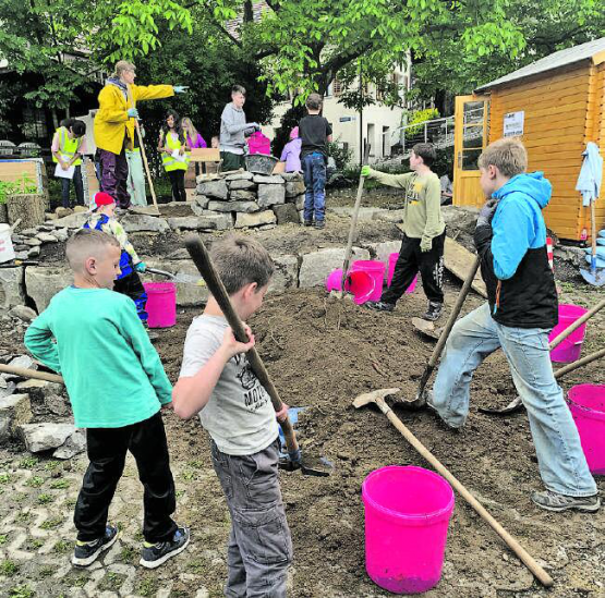 Die Kinder halfen eifrig mit und hatten sichtlich Spass dabei.