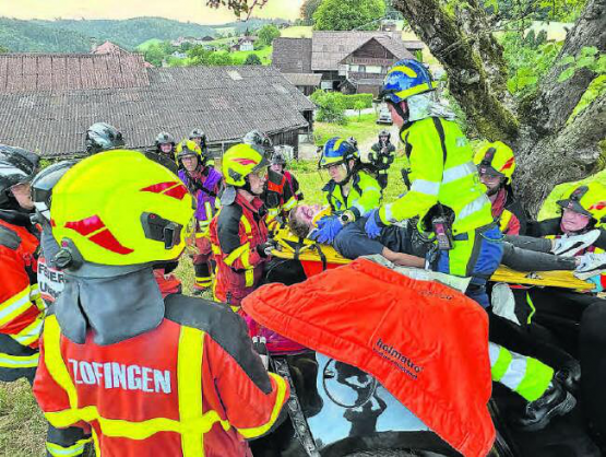 Einschliesslich der Feuerwehr waren vier Organisationen an der Übung in Wiliberg beteiligt: Mit vereinten Kräften wurde die auf dem Rettungsbrett fixierte «Unfallverursacherin» geborgen. (Bilder: ran.)