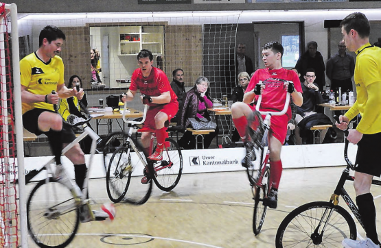 Die Schöftler gegen Altdorf II: Michael Baumann (l.) und Freddy Schenk im roten Dress. (Bild: zVg.)