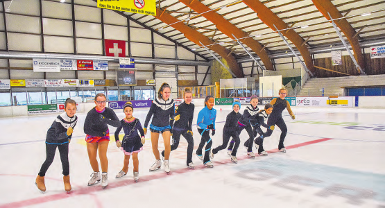In den Startlöchern für die schnellen Runden: Die Mitglieder des ECM sammelten am «Skateathon» im Reinacher Moos Geld für ihren Club. (Bilder: zVg.)