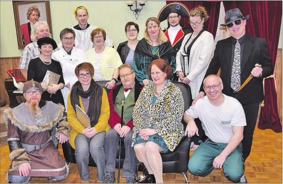 Darsteller und Regie von «Mörderstund isch ungsund» bestens motiviert: Kari Roth (Regie), Cornelia Jacquemai, Liselotte Grossenbacher, Mario von Rohr, Silvia Steffen, Michèle Grossenbacher, Nadja Scheuber, Manuel Leuenberger, Verena Jolk, Martin Hummel, (v. l. stehend, vorne kniend und sitzend) Roger Steiner, Michelle Huser, Beat Zumbrunnen, Nadine Fankhauser und Urs Siegenthaler. (Bild: aw.)