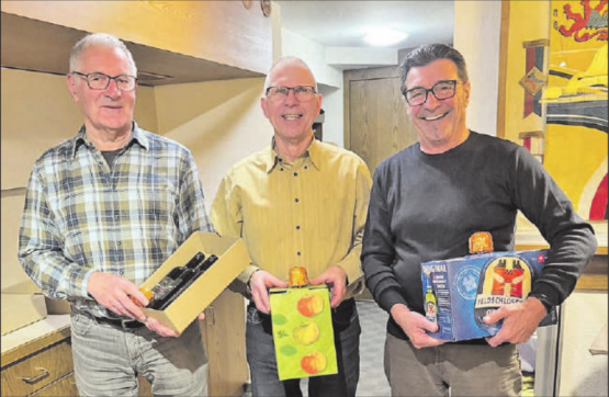 Freude herrscht beim Rangverlesen zur Plausch-Olympiade. Sieger der Kat. U75 wurde Felix Huber vor Alfred Züsli und Jean-Louis Priant. (Bild: zVg.)