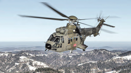 Spektakuläres Flugmanöver: Die Piloten des Super Puma Display Teams der Schweizer Armee sind an der Flüügerchilbi auf dem Flugplatz Beromünster zu Gast. (Bild: VBS)