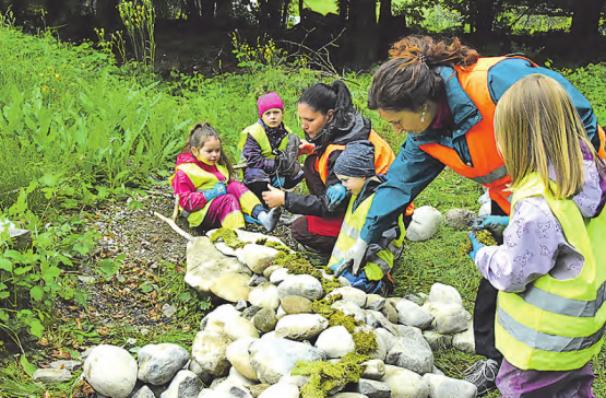 Detailgenau wird hier gearbeitet: Die Materialien stammen samt und sonders aus der Natur. (Bilder: st.)
