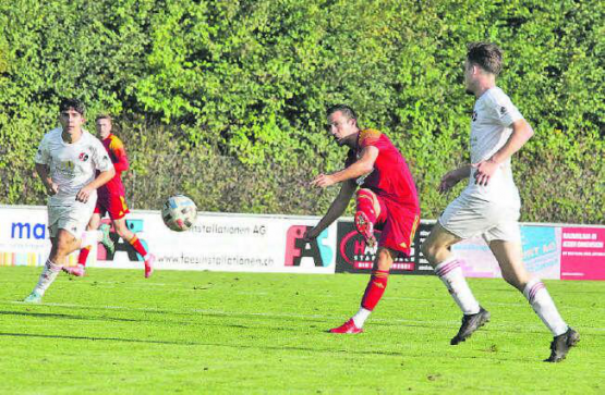 Kürsat Kiybar zieht ab. Es war einer der wenigen Abschlüsse seitens SC Schöftland in einem typischen 0:0-Spiel, das aber verloren ging. (Bild: Otto Lüscher)