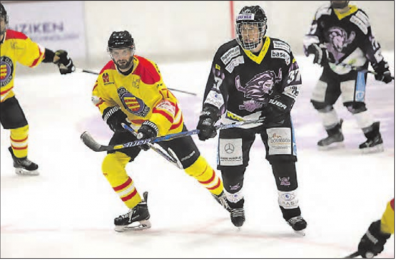 Den Gegner im Augenwinkel und das Spiel im Griff: Tobias Wassmer (r.) trug sich in der Torschützenliste ein, sein Rheinfelder Kontrahent Philip Lenz nicht. (Bild: Remo Conoci)