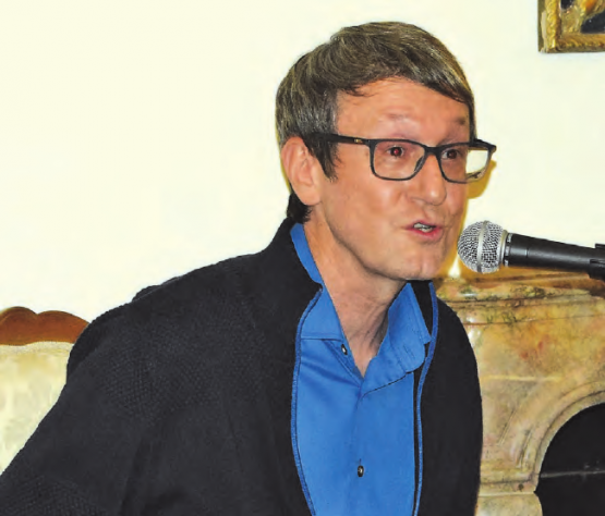 Kein «Radiogesicht»: Aber seine Mimik setzt Jürg Ritzmann gekonnt sparsam ein und unterhielt damit seine Gäste aufs Beste. (Bild: st.)