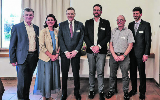 Teilnehmer des Podiumsgesprächs: (v.l.) Severin Lüscher, Grossrat Grüne, Karin Fäs, Grossrätin FDP und Präsidentin aargauSüd Impuls, Jean-Pierre Gallati, Regierungsrat SVP, Daniel Schibler, Direktor Asana Menziken, Jules Giger, Gemeindeammann Reinach und Lukas Korner, Präsident Aarg. Apothekerverband. (Bilder: dr.)