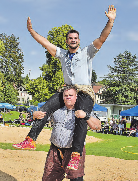 Ehre wem Ehre gebührt: Patrick Räbmatter schultert Überraschungssieger Tobias Widmer. (Bilder: aw.)