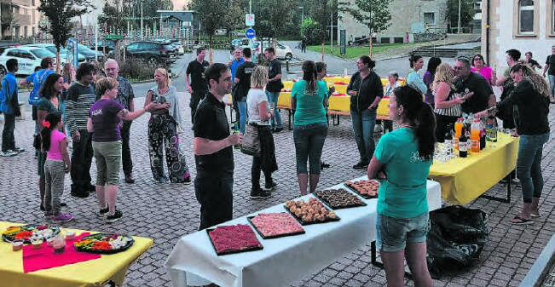 Nach dem Saisonabschluss auf dem Gemeindeplatz: Das OK freut sich heute schon auf das nächste Beisammensein, mit den Helfern, Sponsoren und Anbietern. (Bild: zVg.)