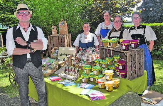 Präsentieren im Alterszentrum Sunnmatte produzierte Erzeugnisse: Heimleiter Daniel Studer (links) und ein Teil seines Kernteams. (Bilder: aw.)