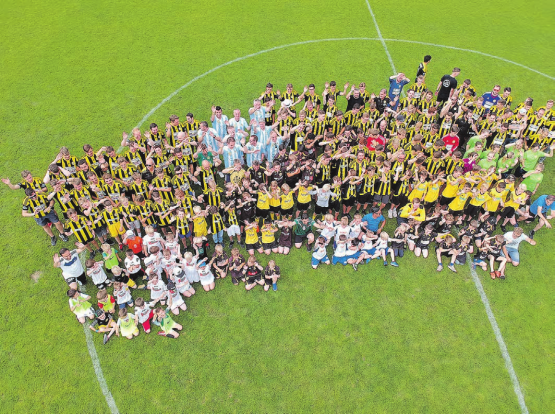 Fussballfamilie aus der Luft: Grosses Sommerfest des FC Gunzwil zum Saisonabschluss. (Bild: zVg.)