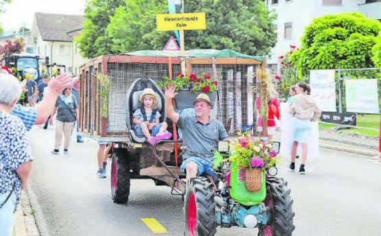 Am Samstag nahmen am Umzug auch Vereine und Firmen teil. Gross und Klein überraschten mit originellen Ideen – zum Beispiel einem mobilen Kleintierzoo.