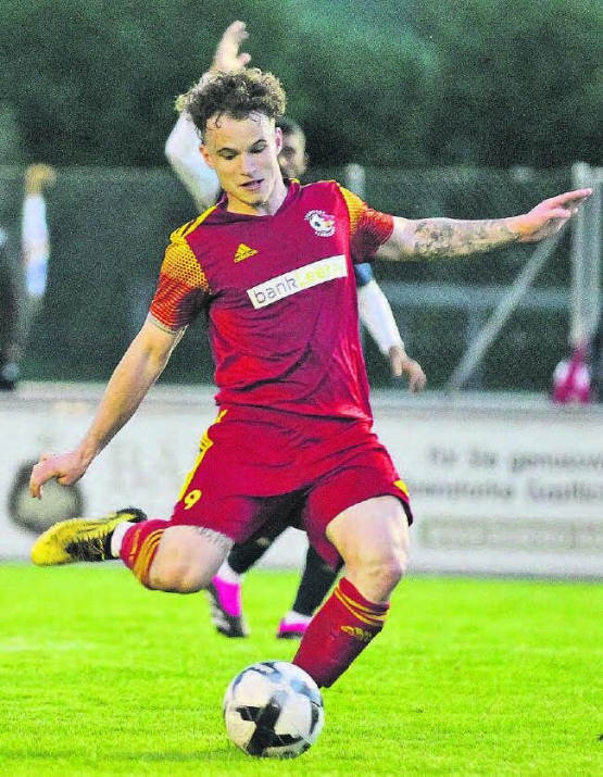 Zu wenig Torabschlüsse auf Seiten der Suhrentaler: Schöftlands Sturmspitze mit der Nummer 9, Jan Schneider, blieb diesmal ohne Torerfolg. (Bild: Otto Lüscher/Archiv)