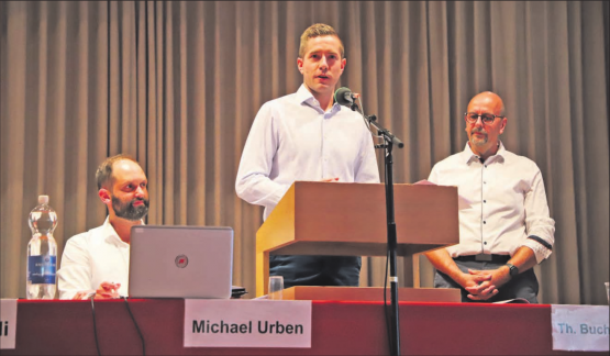 Noch ist er «fremd» an der Gemeindeversammlung: Ab Herbst 2022 wird Dario Steinmann Gemeindeschreiber von Schöftland. Er löst Michael Urben (links) ab. Rechts Gemeindeammann Thomas Buchschacher. (Bilder: rc.)