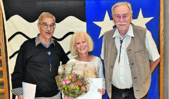 Rücktritte und Ehrungen immer ein Thema: Heinz Rüegg und Ruth Aeschbach, die vorher ihren Rücktritt aus dem Vorstand bekannt gab, nahmen die Ehrenmitgliedschaft dankend an, rechts Präsident Beno Müller. (Bilder aw.)