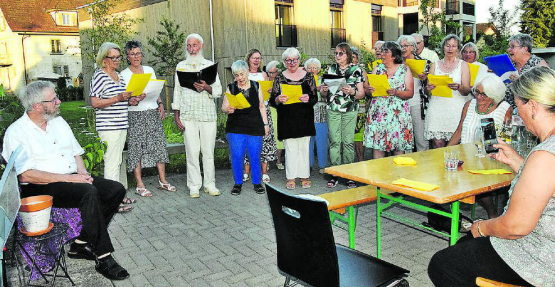 «Muesch immer de ploogeti Hansli si…»: Der katholische Kirchenchor Schöftland nahm humorvoll Abschied von seinem Chorleiter René Dublanc. (Bilder: st.)