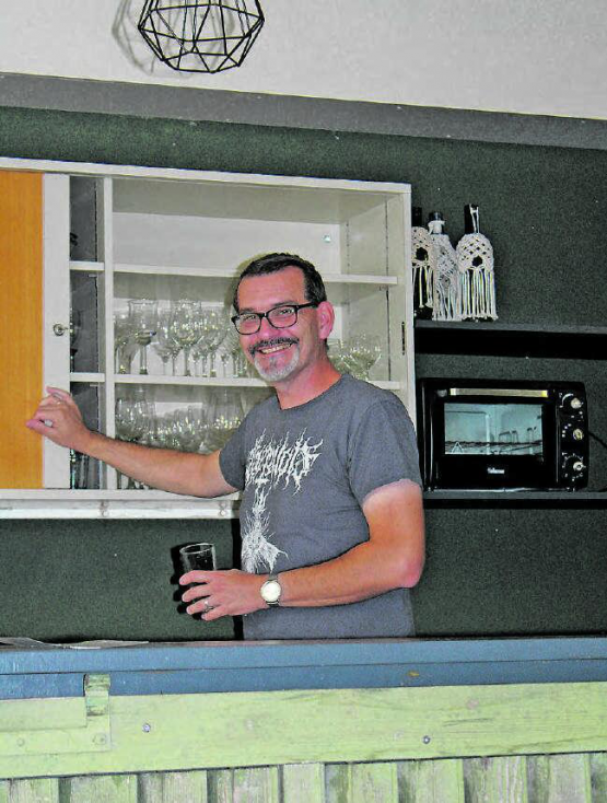 Gastfreundschaft ist im Nöi Löi ein wichtiger Aspekt. Hier steht Gunter Schmekies an der Bar. (Bild: grh)