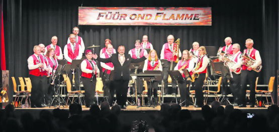 Alle waren «Füür ond Flamme» – die Musikgesellschaft Oberkulm heizte im wahrsten Sinne des Wortes mit einem fulminanten Konzert die Neudorfturnhalle in Oberkulm ein. (Bilder: rc.)