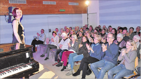 Professionell und anpassungsfähig: Esther Hasler überzeugte in der akustisch nicht ganz perfekten Wynenschulaula. (Bild: P.Te.)