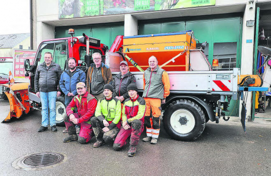 Feierliche Übergabe des «Lindner Unitrac 122 LDrive»: Neben Verkäufer Martin Dörig von der Sebastian Müller AG (ganz links) stehen Gemeinderat Marco Holliger und Urs Wunderlin, Leiter Technische Betriebe. (Bild: rc.)