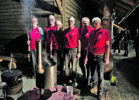 Der Vorstand des MTV Seon vor der «Waldküche»: Max Gerber, Christoph Savoy, Hans Gugler, Jürg Sterchi, Roland Walti und Peter Burkart. Es fehlt Andreas Ramseier. (Bild: zVg.)
