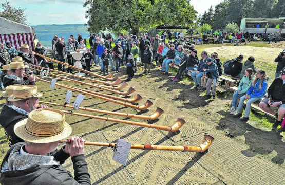 Die Alphorngruppe Leutwil gab mehrere Kostproben ihres volkstümlichen Könnens. Die für Schwingfeste typische Mischung aus Wettkampf, Brauchtum und Tradition kommt beim Publikum an.