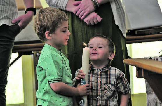 Auch die jüngsten Besucher hatten ihre Freude beim besonderen Taufgottesdienst am Sonntag in der Musighütte Teufenthal. (Bilder: TK.)