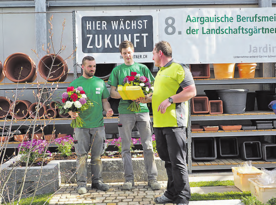 Jan Swiatek (l.) und Andreas Leutwiler gewinnen die 8. Aargauischen Berufsmeisterschaften der Landschaftsgärtner und nehmen von Cyrill Lampart (Jardinsuisse Aargau) Gratulationen und Auszeichnung entgegen. (Bild: zVg.)