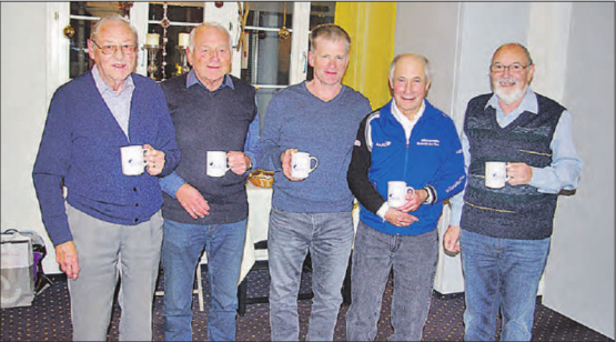 Die fünf fleissigsten Turnstundenbesucher erhielten ein Präsent (v.l.): Urs Zingg, Erhard Aebersold, Hans Williner, Peter Graf und Beat Fritschi. (Bild: zVg.)