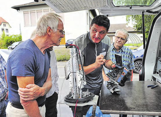 Rasante Veränderungen auch bei Telefon, Internet und Fernsehen: Auf einem geführten Rundgang durch die Telefonzentrale der Swisscom in Reinach erhielten die Besucher Anschauungsunterricht. (Bilder: msu.)
