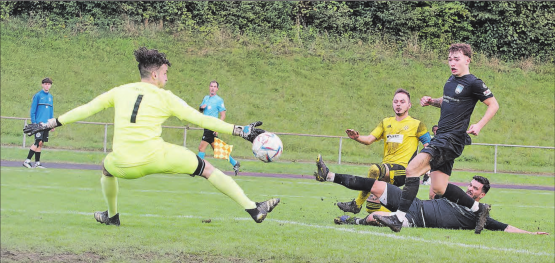 Nach fehlendem Glück kommt beim FC Gränichen auch noch Pech dazu: Auch dieser Schuss von Matteo Muscia streift am Tor vorbei. (Bild: Roland Jaus)