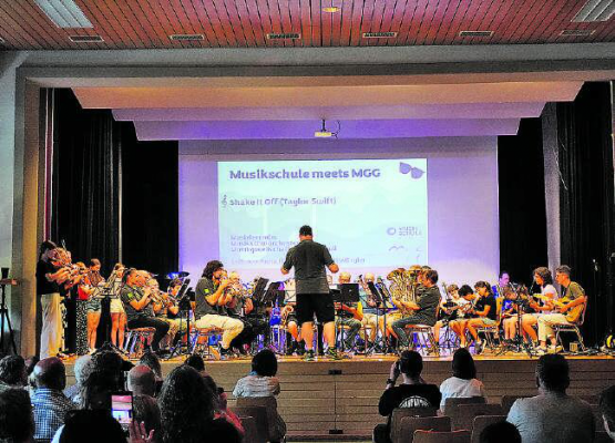 Eine volle Bühne: Die MG Gontenschwil trat gemeinsam mit der Musikschule Kulm auf. (Bilder: mek)