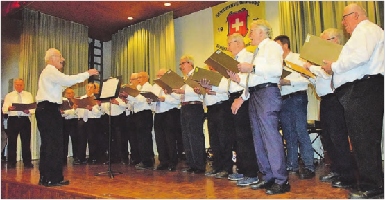 Ein stattlicher Chor eröffnete den Chlaushock der Senioren: Der Dirigent, Peter Lüscher, hat seine Mannen im Griff. (Bilder: st.)